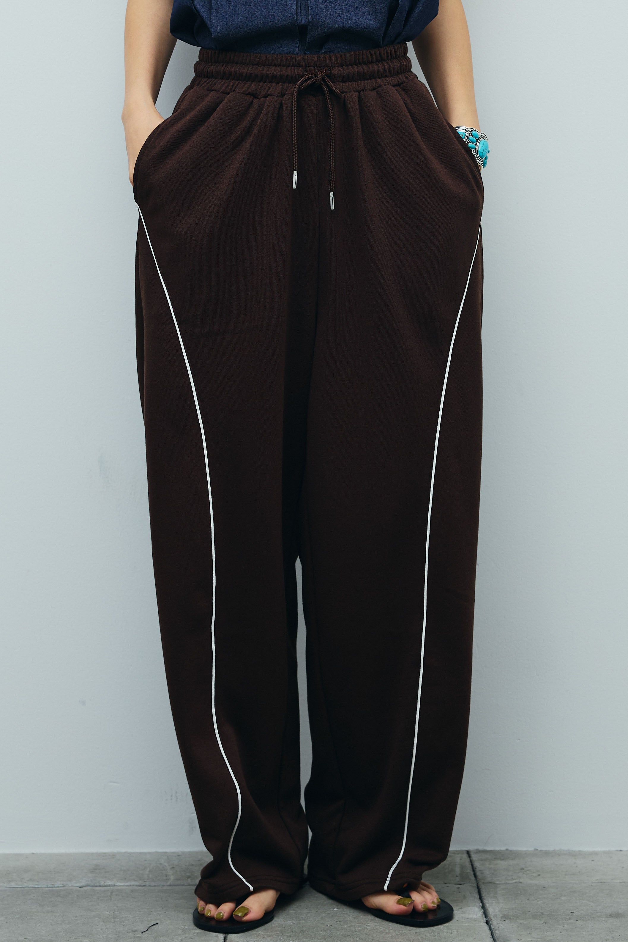 ライン入り立体カーブ裏毛パンツ – IAMALPHA