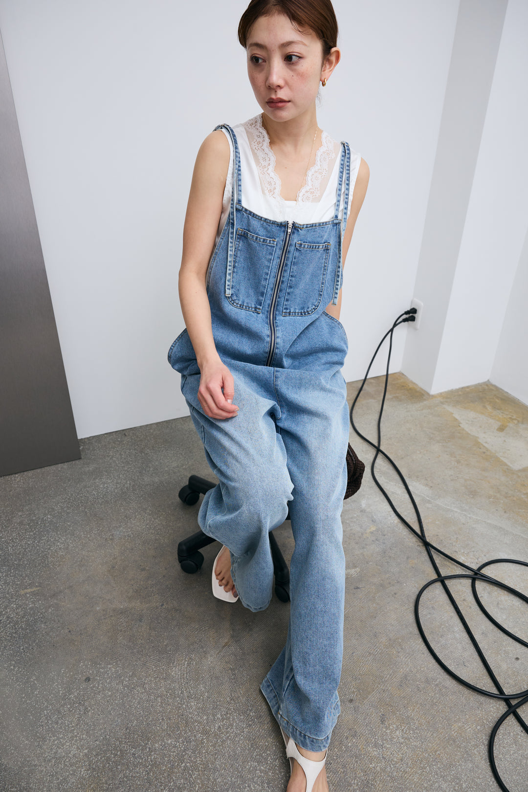 [予約/SET]レーストリムサテンノースリーブブラウス+フロントジップストラップデザインデニムサロペット(2set)