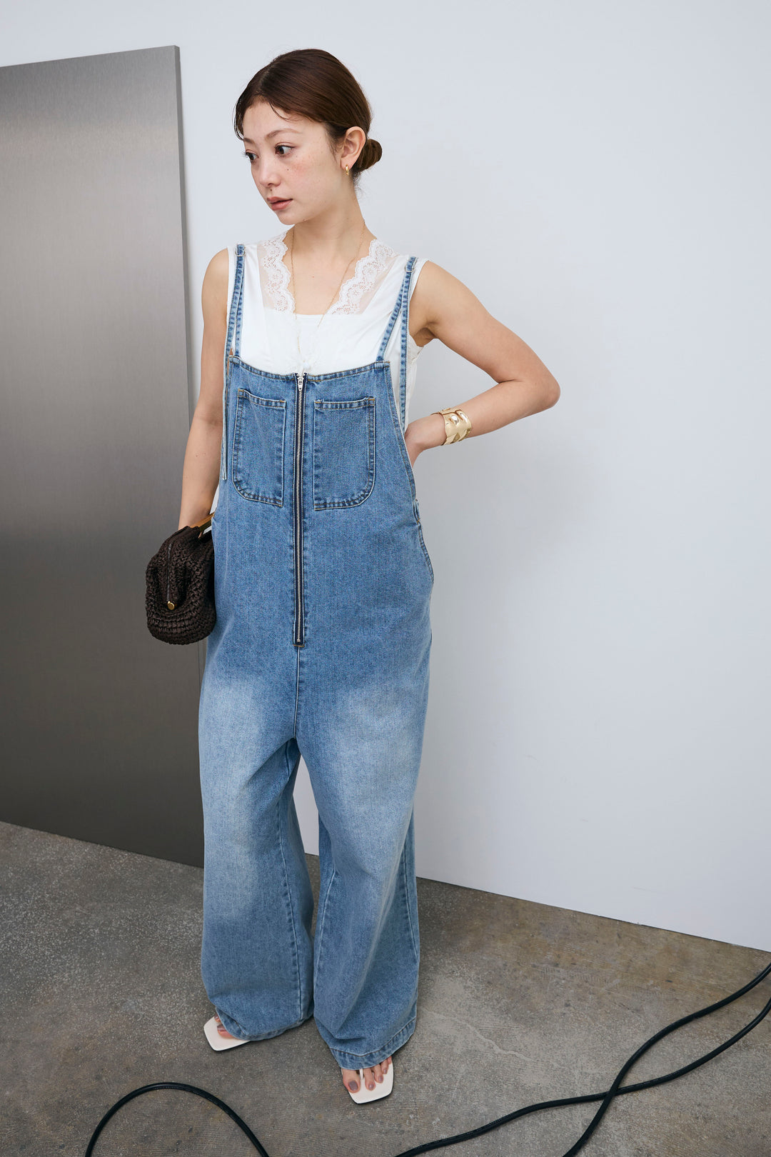 [予約/SET]レーストリムサテンノースリーブブラウス+フロントジップストラップデザインデニムサロペット(2set)