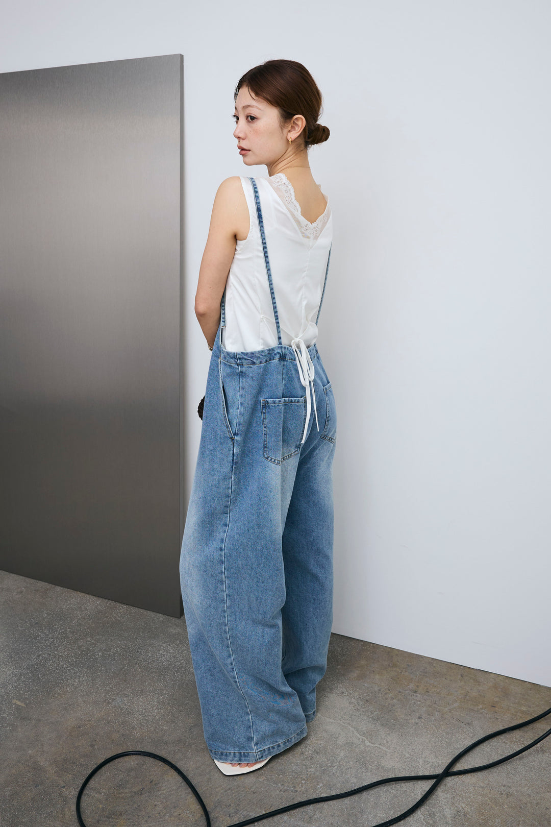 [予約/SET]レーストリムサテンノースリーブブラウス+フロントジップストラップデザインデニムサロペット(2set)