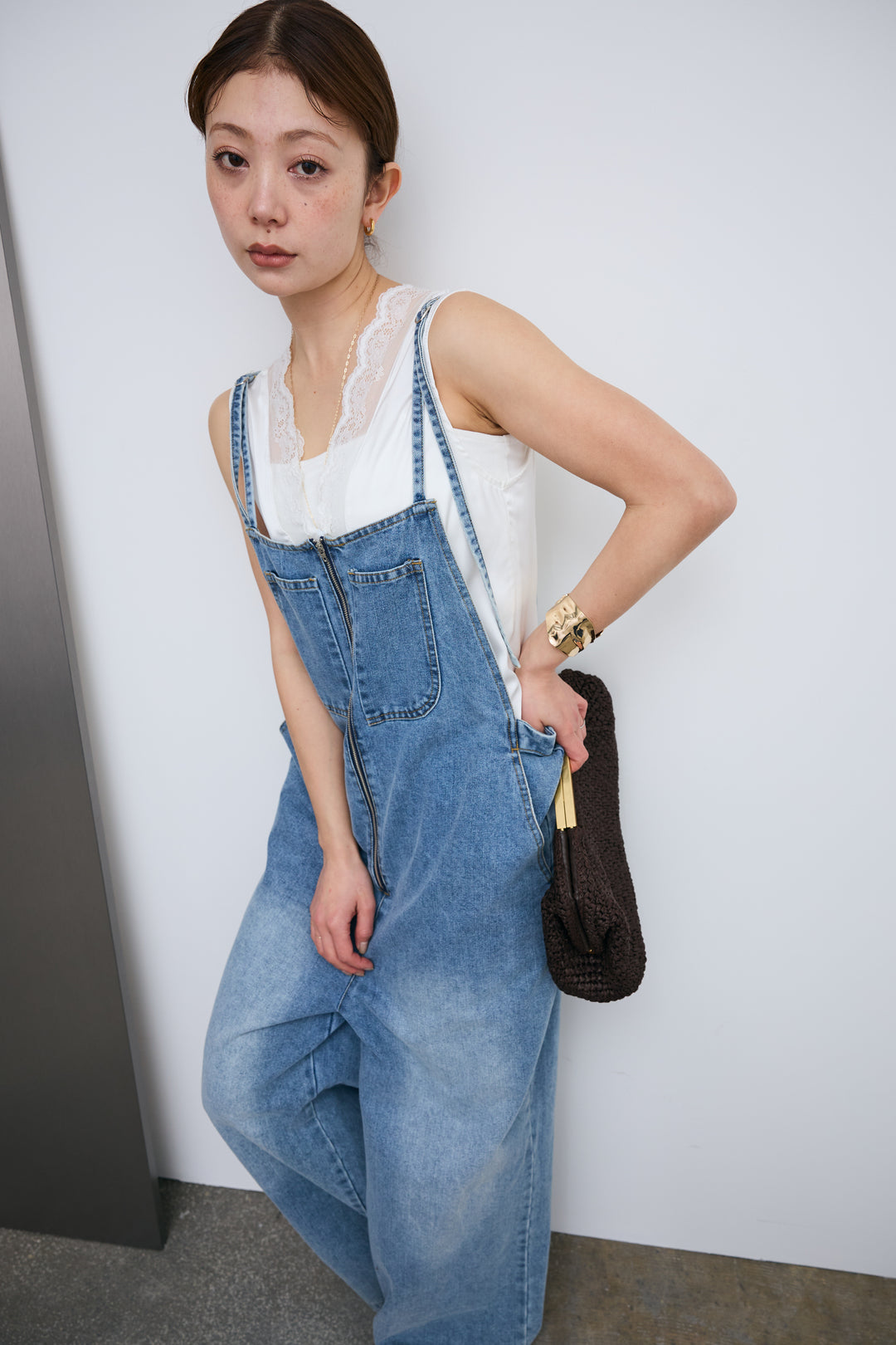 [予約/SET]レーストリムサテンノースリーブブラウス+フロントジップストラップデザインデニムサロペット(2set)