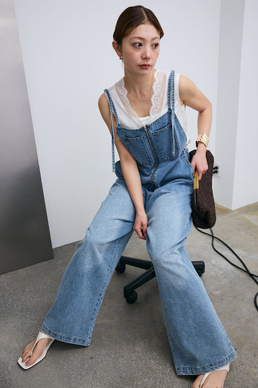 [予約/SET]レーストリムサテンノースリーブブラウス+フロントジップストラップデザインデニムサロペット(2set)