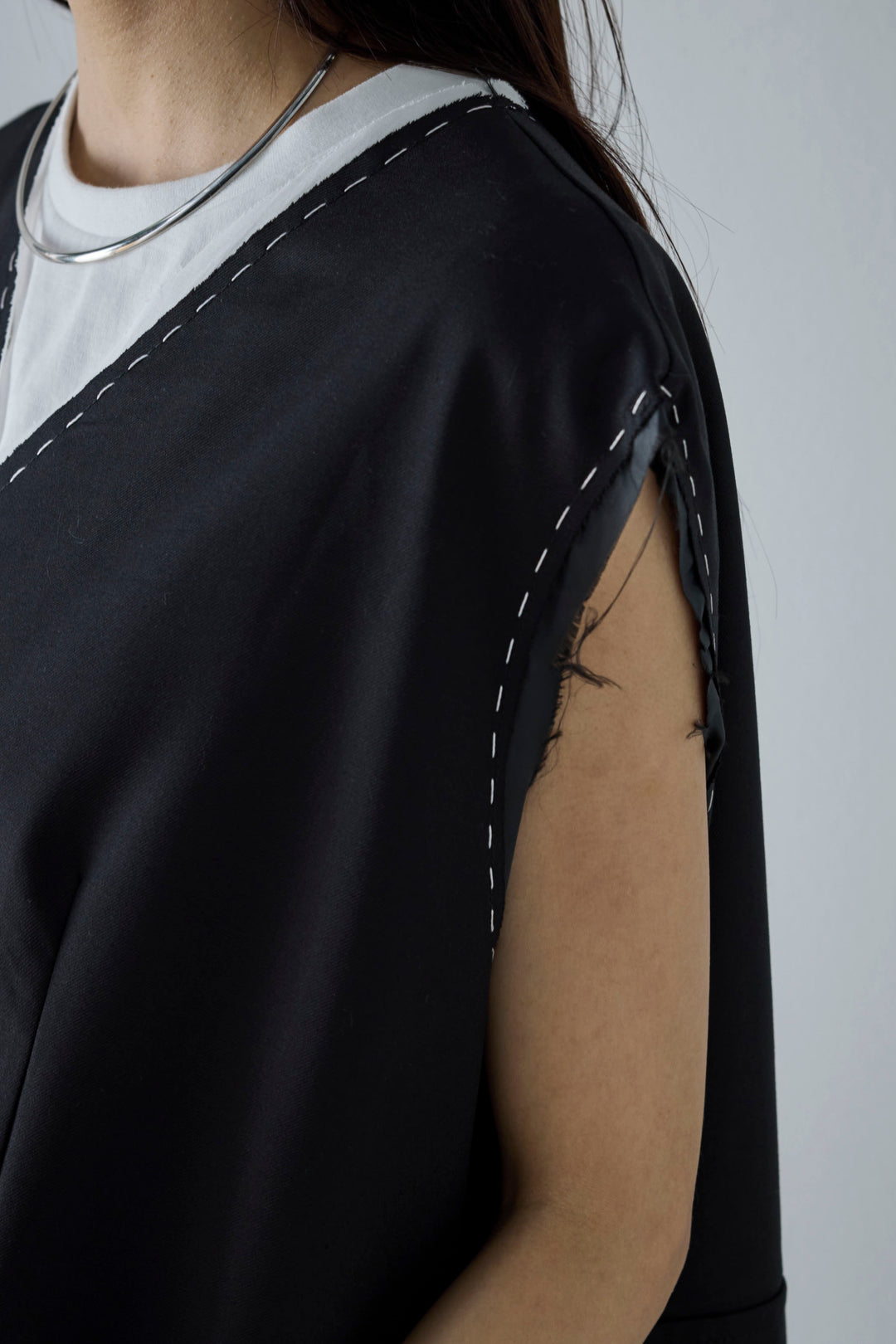 [予約/SET]切りっぱなしステッチデザインベスト+コンパクトスムース ミニ箔ロゴプリント+プリーツシアー切り替えスカート(3set)