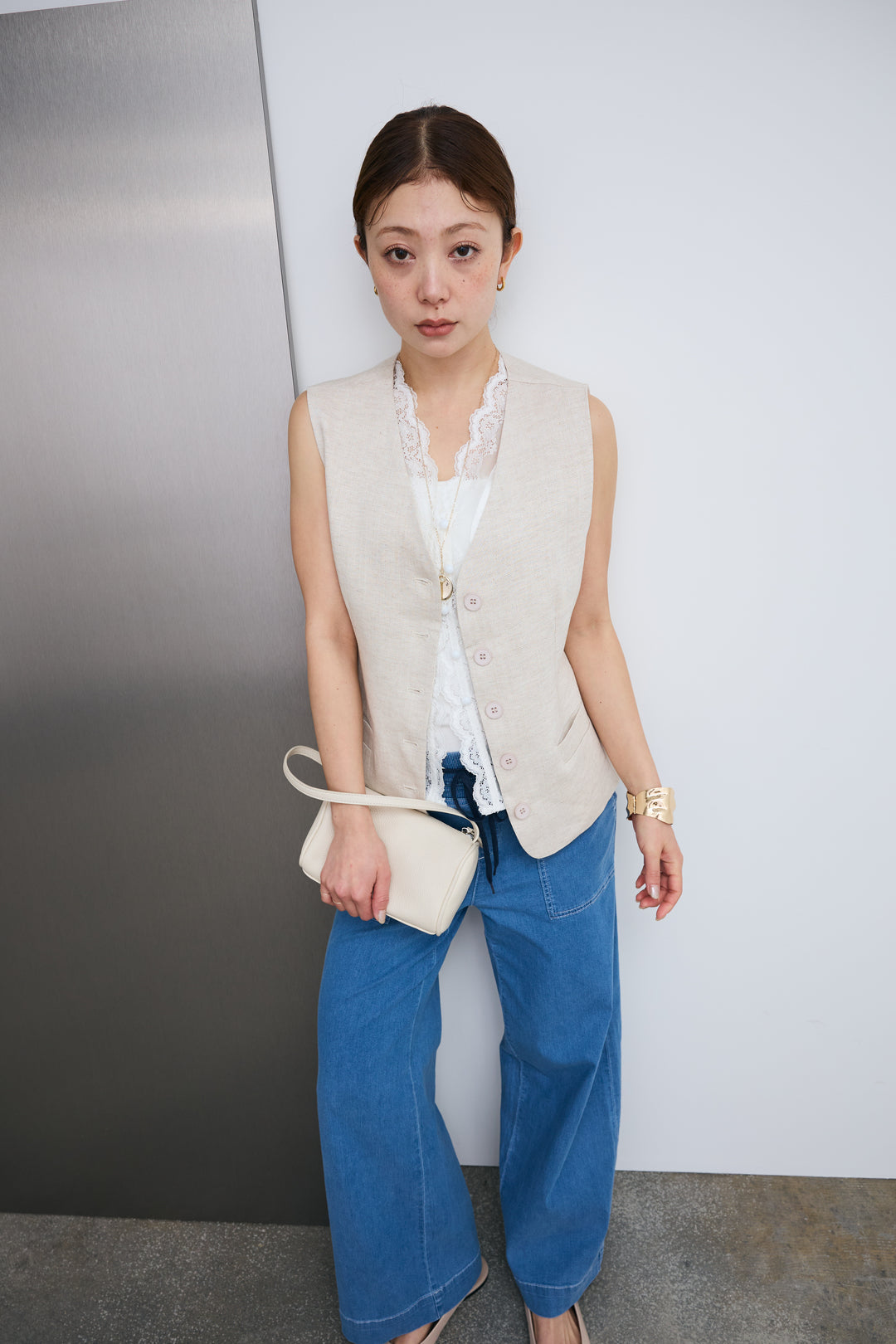 [予約/SET]レーストリムサテンノースリーブブラウス+リネンタッチVネックジレ+ストレッチイージーデニム(3set)