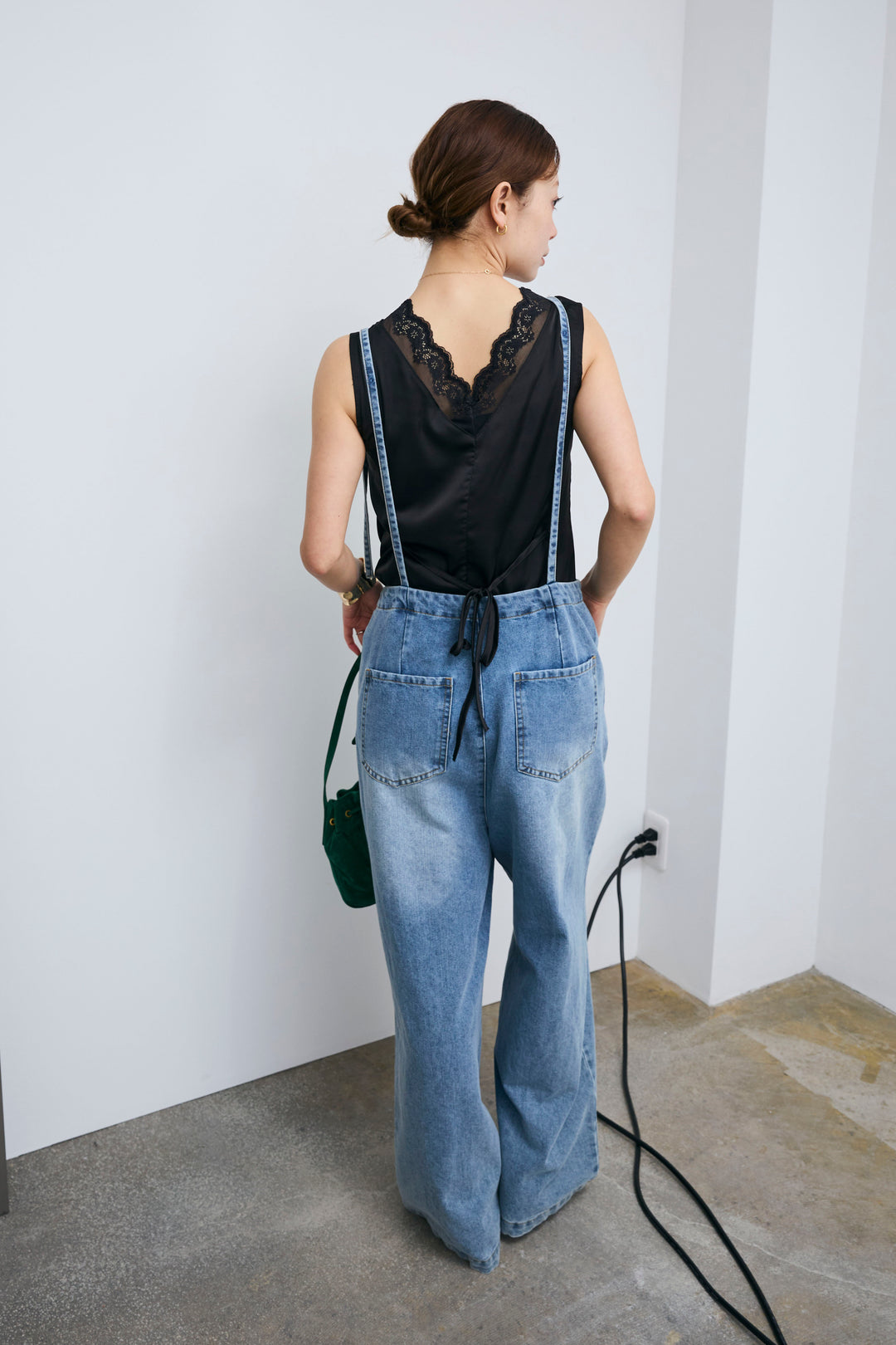 [予約/SET]レーストリムサテンノースリーブブラウス+フロントジップストラップデザインデニムサロペット(2set)