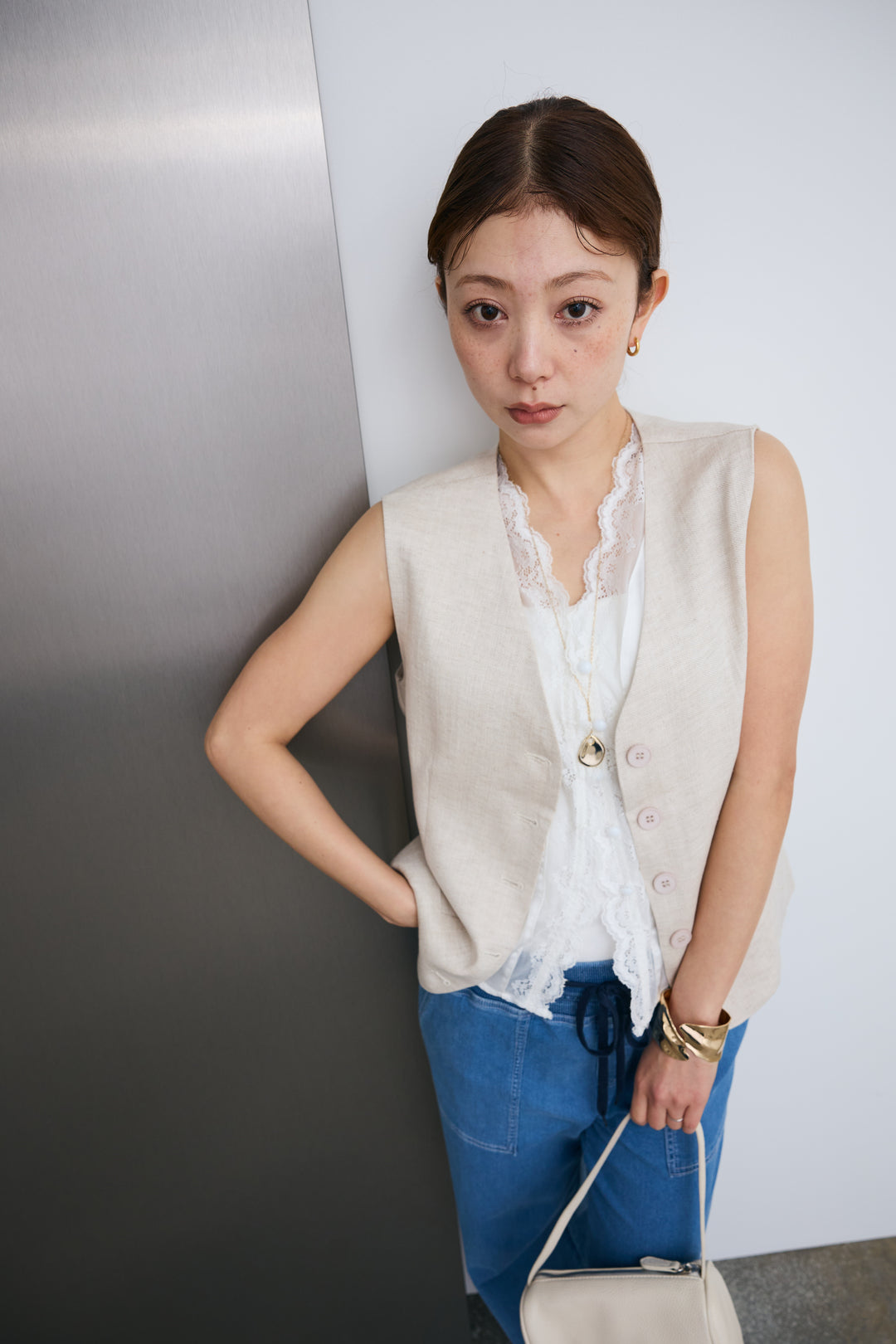 [予約/SET]レーストリムサテンノースリーブブラウス+リネンタッチVネックジレ+ストレッチイージーデニム(3set)