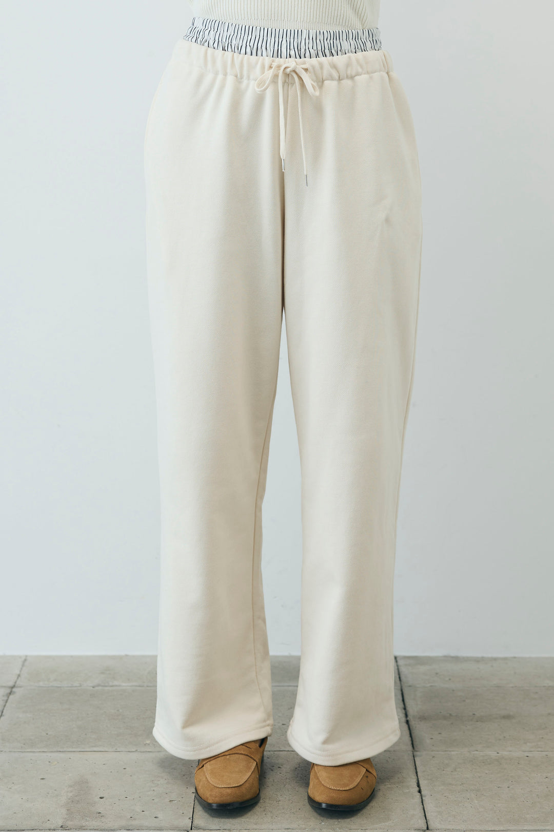 [予約/SET]ボリュームスリーブトレンチコート+フロントロゴ入りリブタンクトップ+ダブルウエストスウェットパンツ(3set)