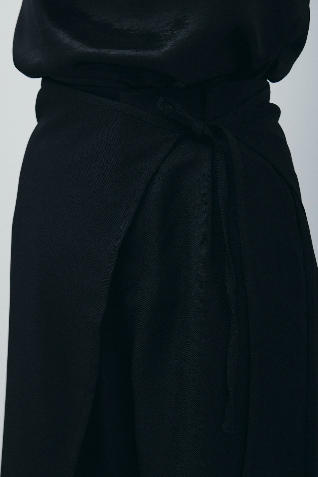 [予約/SET]バックフリルヘムショートテーラードベスト+クロップドカップ付きキャミ+ヘザーツイルラップスカート付きパンツ(3set)