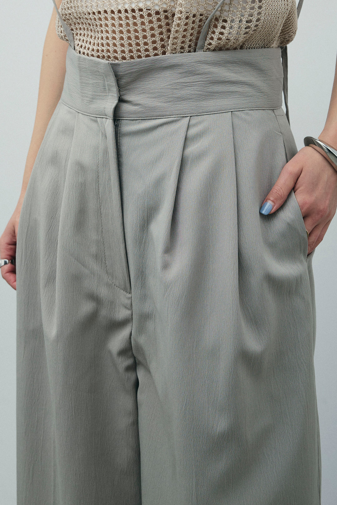 [予約/SET]バックフリルヘムショートテーラードベスト+クロップドカップ付きキャミ+クレープタックワイドサロペット(3set)