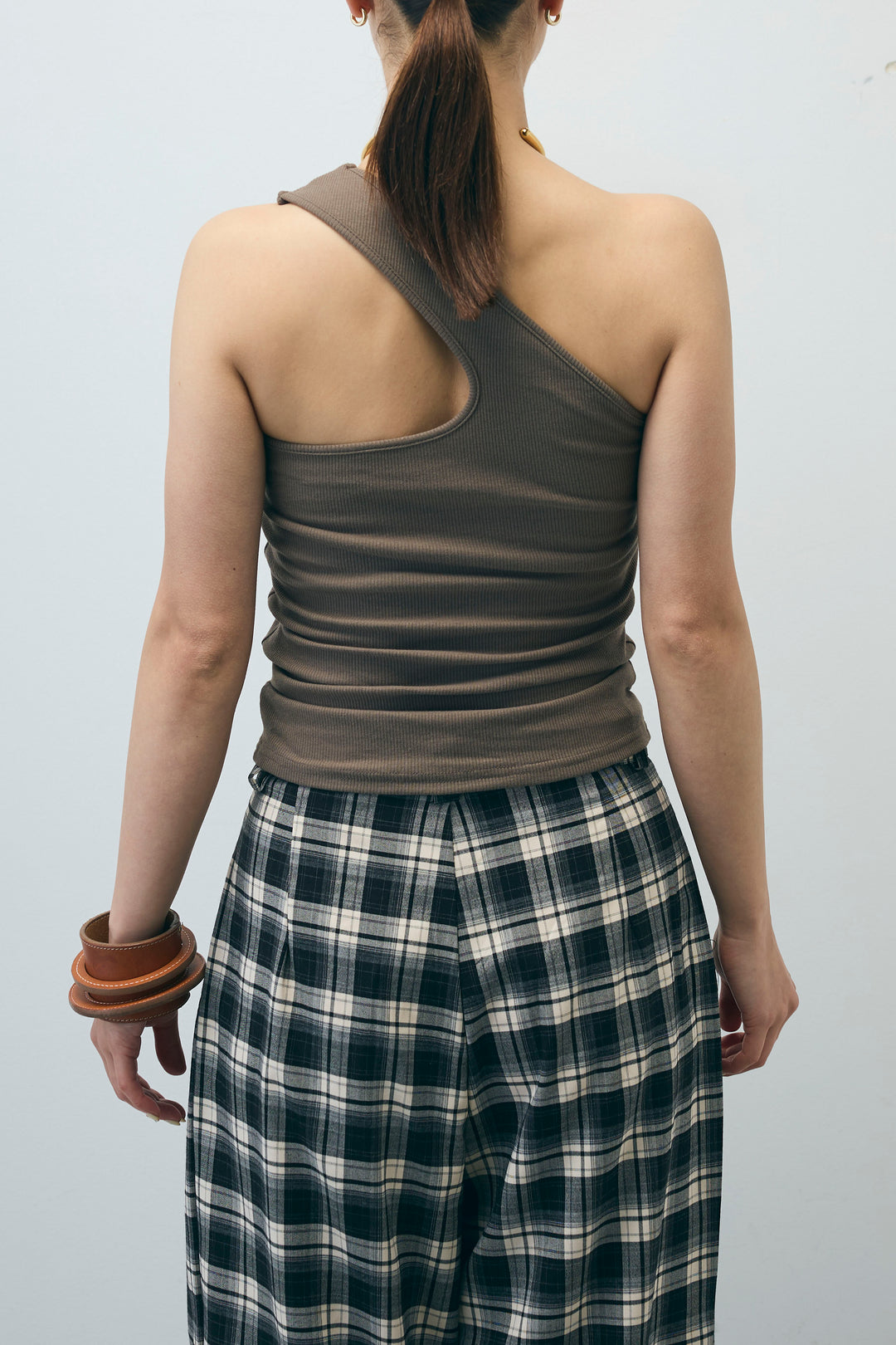 [予約]カップ付きバックデザインワンショルダータンクトップ