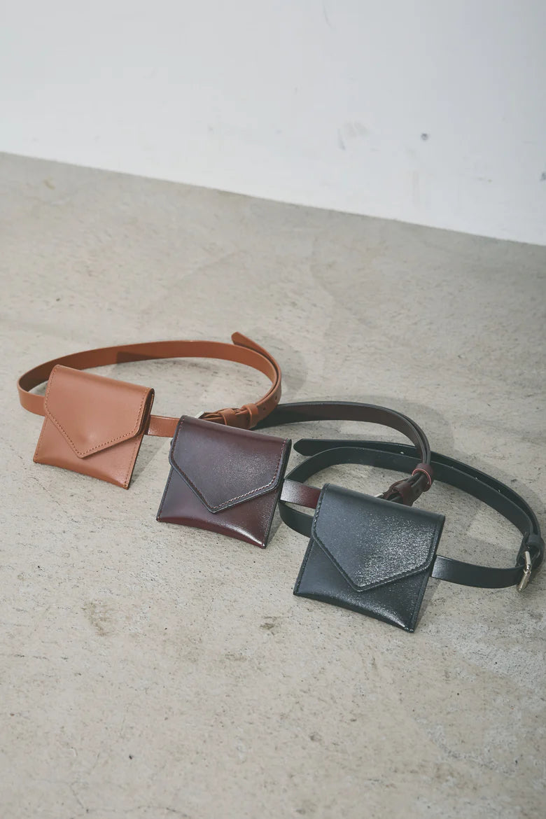 [予約/SET]コンパクトスムース ミニ箔ロゴプリント+ランダムタック入りワイドパンツ+レザーミニバッグ付きベルト(3set)