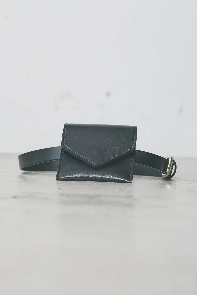 [予約/SET]コンパクトスムース ミニ箔ロゴプリント+ランダムタック入りワイドパンツ+レザーミニバッグ付きベルト(3set)