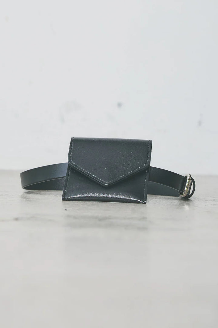 [予約/SET]コンパクトスムース ミニ箔ロゴプリント+ランダムタック入りワイドパンツ+レザーミニバッグ付きベルト(3set)