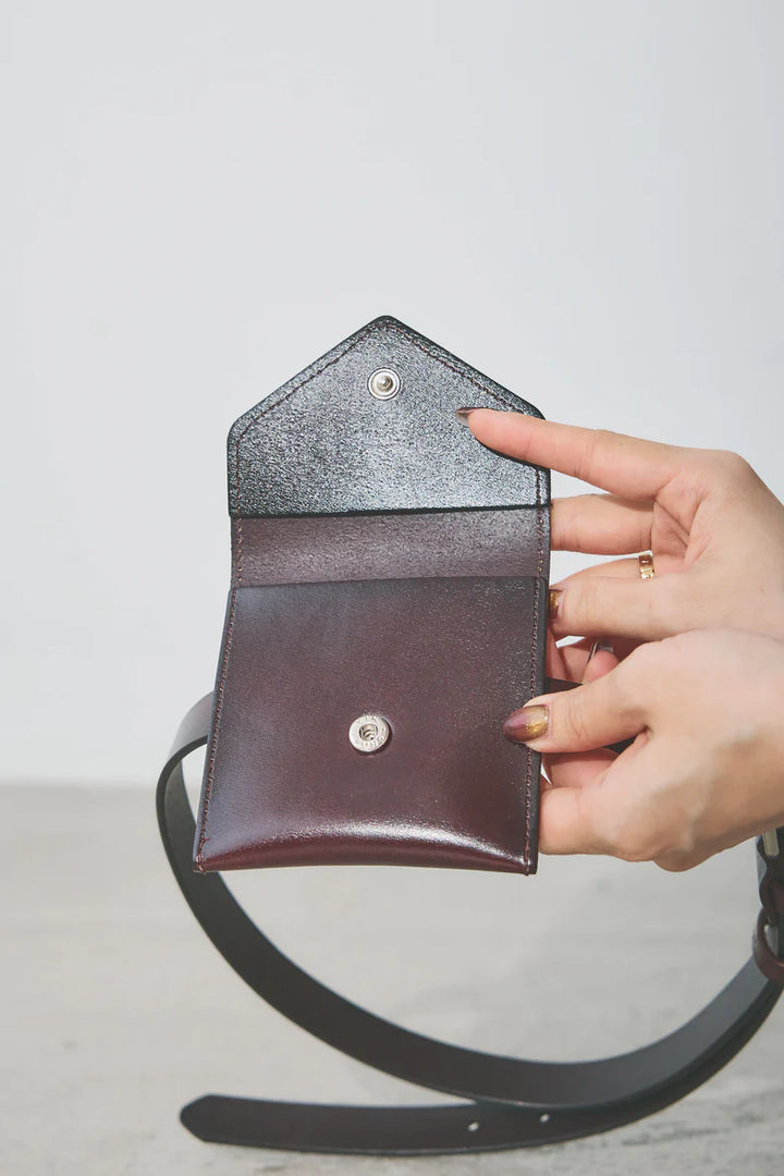 [予約/SET]コンパクトスムース ミニ箔ロゴプリント+ランダムタック入りワイドパンツ+レザーミニバッグ付きベルト(3set)