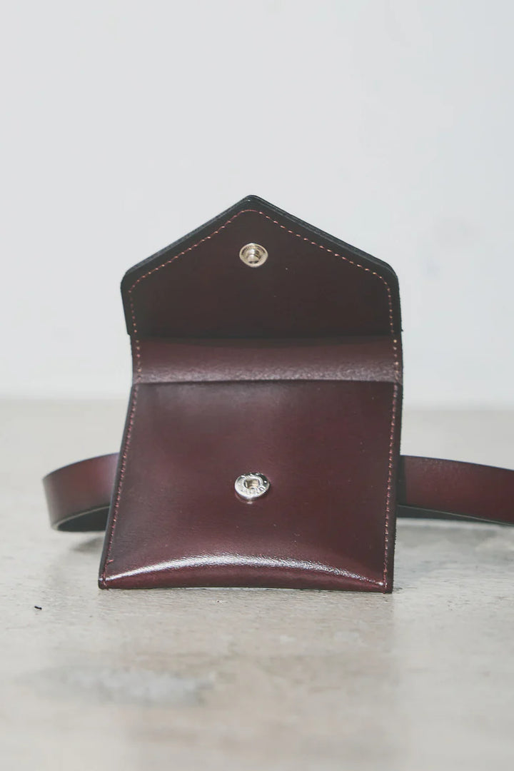 [予約/SET]コンパクトスムース ミニ箔ロゴプリント+ランダムタック入りワイドパンツ+レザーミニバッグ付きベルト(3set)