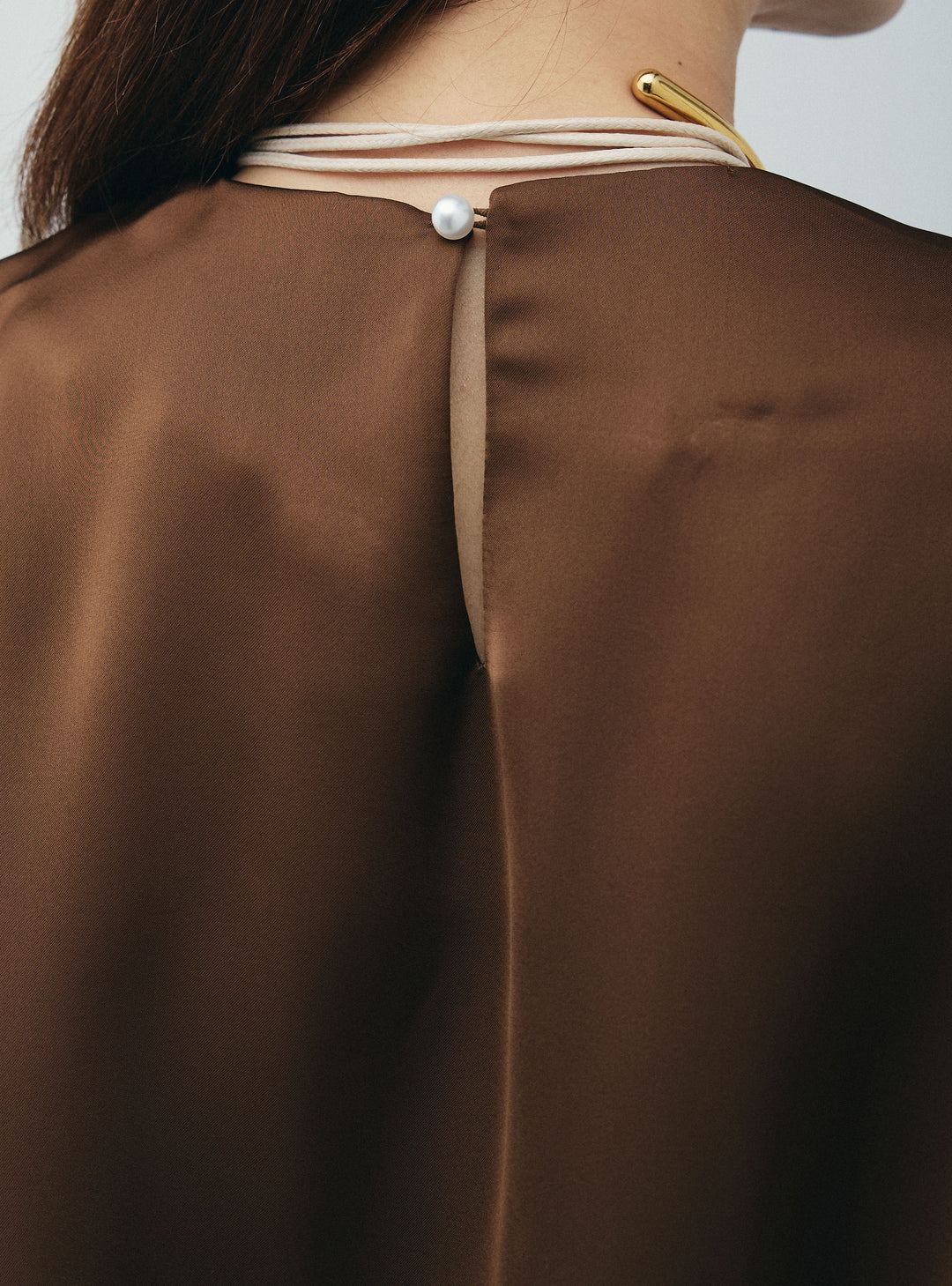 [予約]アシンメトリードレープサテンブラウス