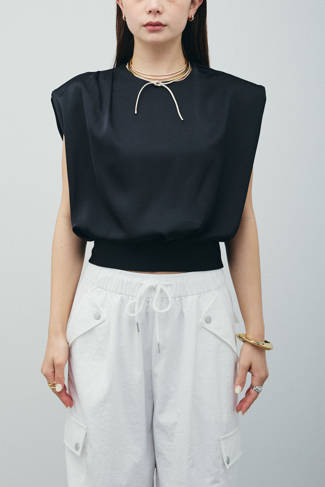 [予約]アシンメトリードレープサテンブラウス