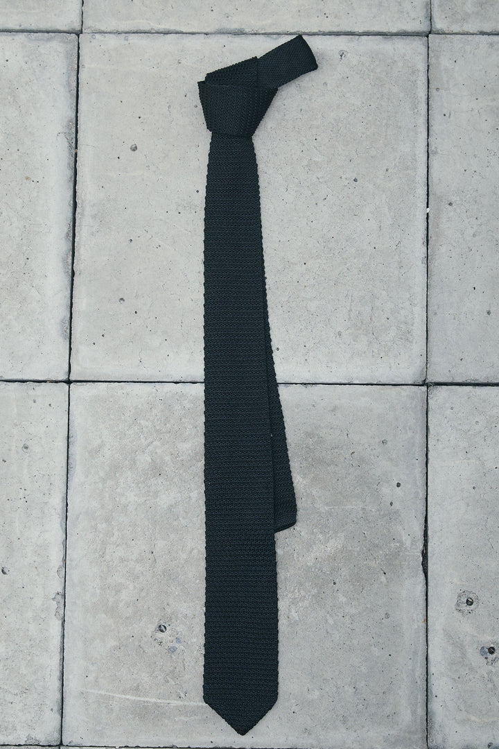 [予約/SET]刺繍入りストライプオーバーサイズシャツ+剣先三角シルクニットタイ+サテンナロースカート(3set)