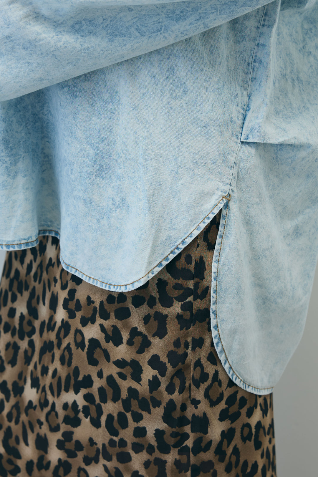 [予約/SET]デニムライクシャツ+シアーノースリーブニット+レオパードシアースカート(3set)