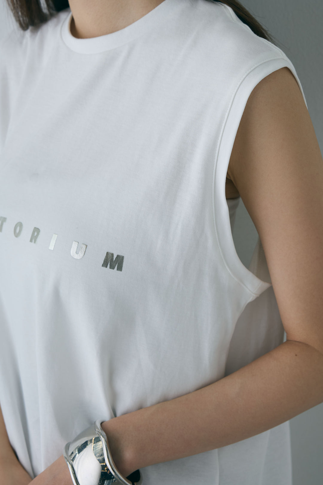 [予約/SET]コンパクトスムース ミニ箔ロゴプリント+ランダムタック入りワイドパンツ+レザーミニバッグ付きベルト(3set)