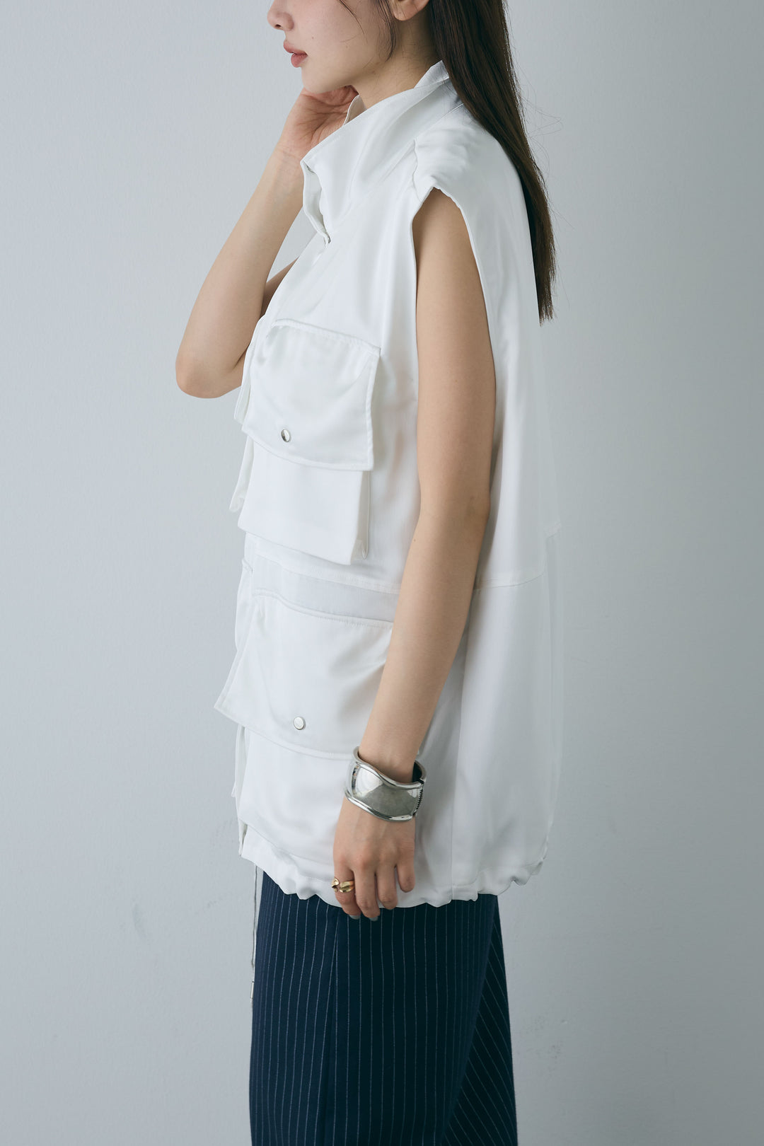 [予約/SET]スタンドネックサテンベスト+コンパクトスムース ミニ箔ロゴプリント+ストライプストレートスカート(3set)