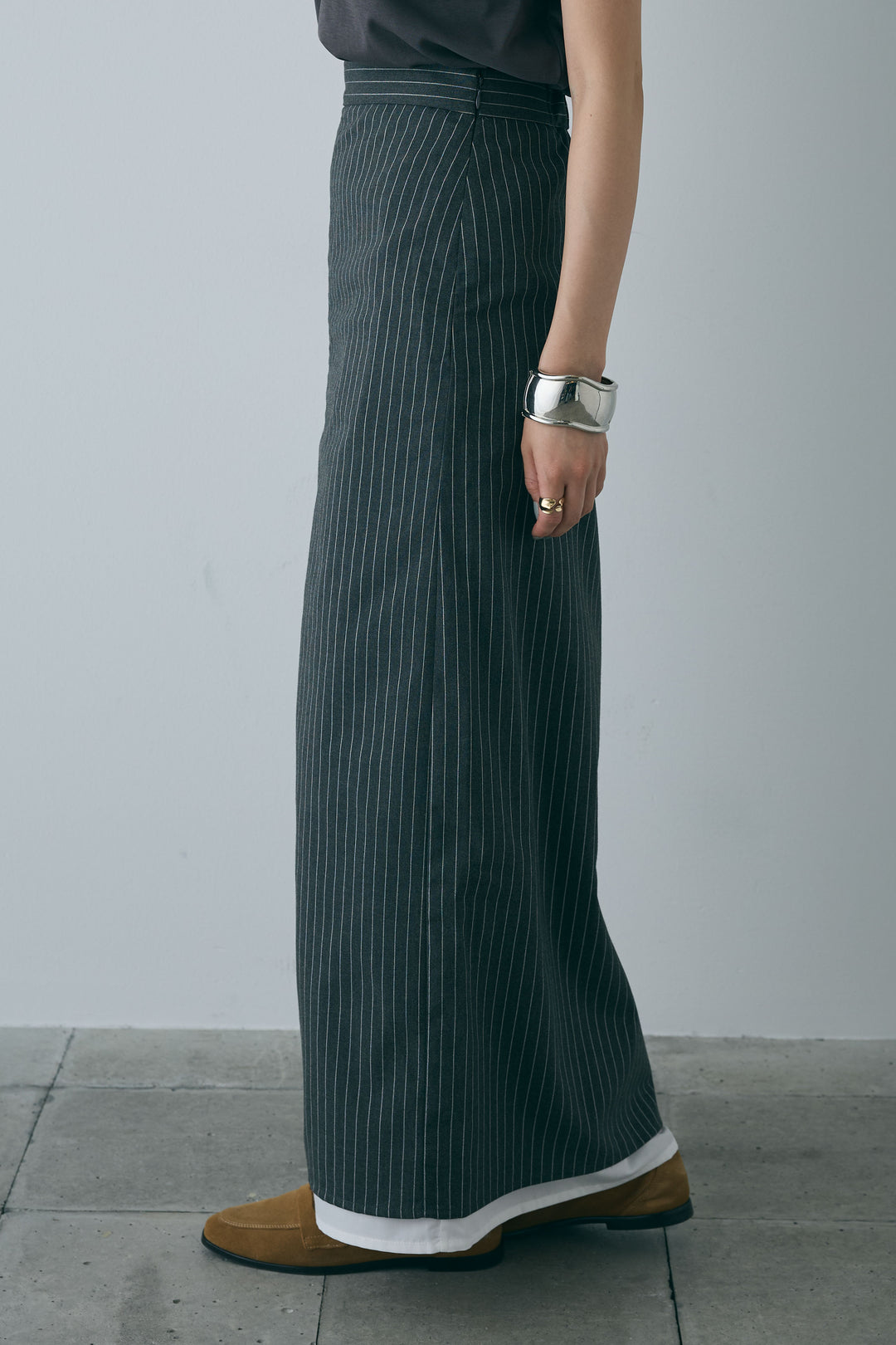 [予約/SET]スタンドネックサテンベスト+コンパクトスムース ミニ箔ロゴプリント+ストライプストレートスカート(3set)