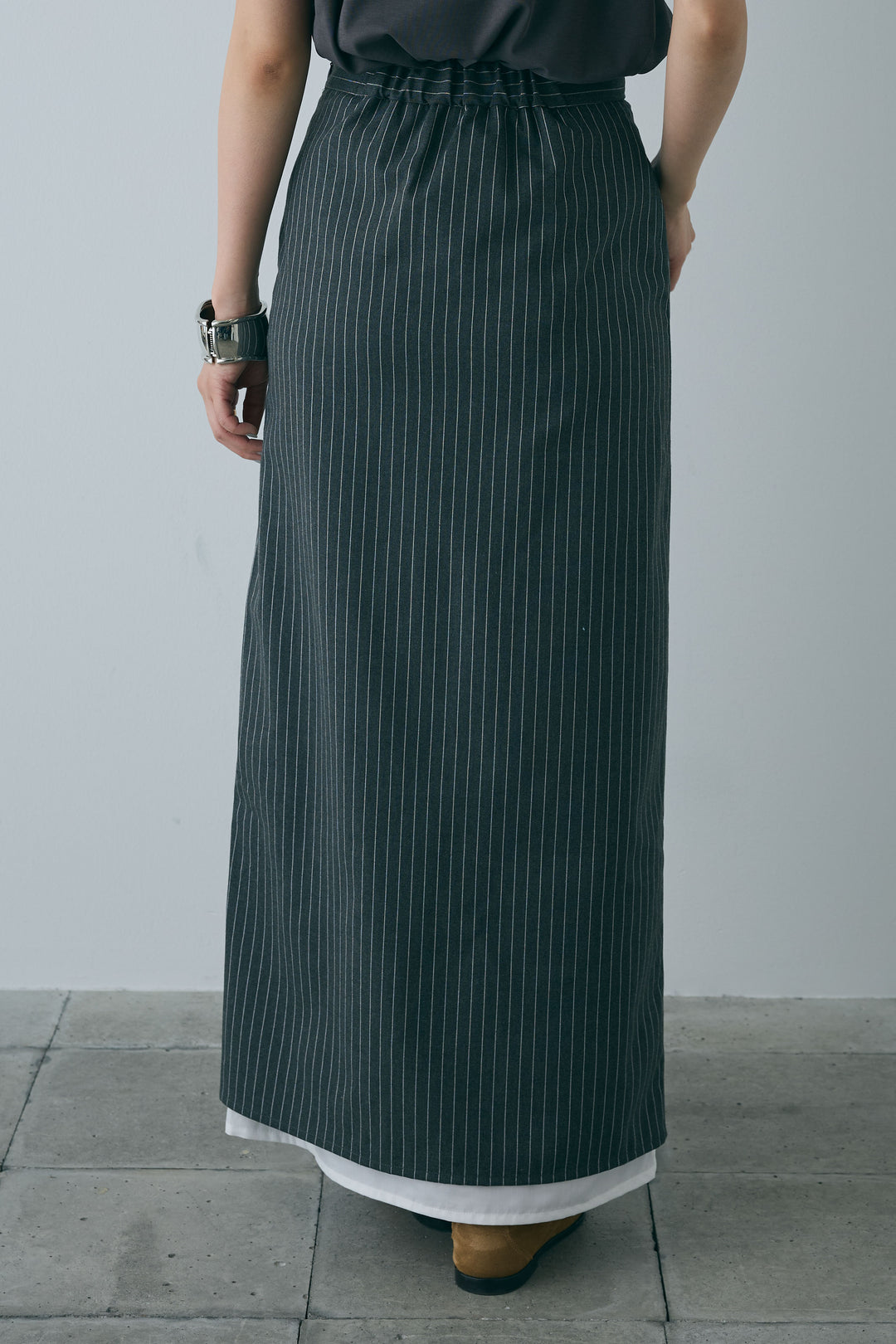 [予約/SET]スタンドネックサテンベスト+コンパクトスムース ミニ箔ロゴプリント+ストライプストレートスカート(3set)