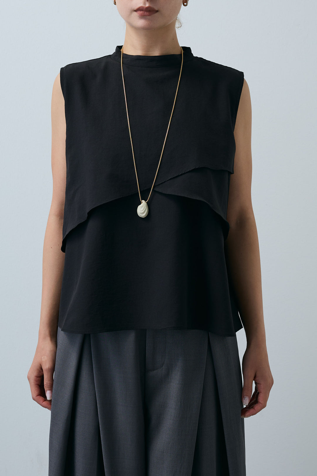 [予約]アシンメトリーフレアーノースリーブブラウス