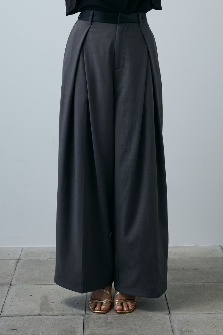 [予約/SET]ポロニットノースリボディースーツ+フェイクレザーベルトセンタータックパンツ(2set)