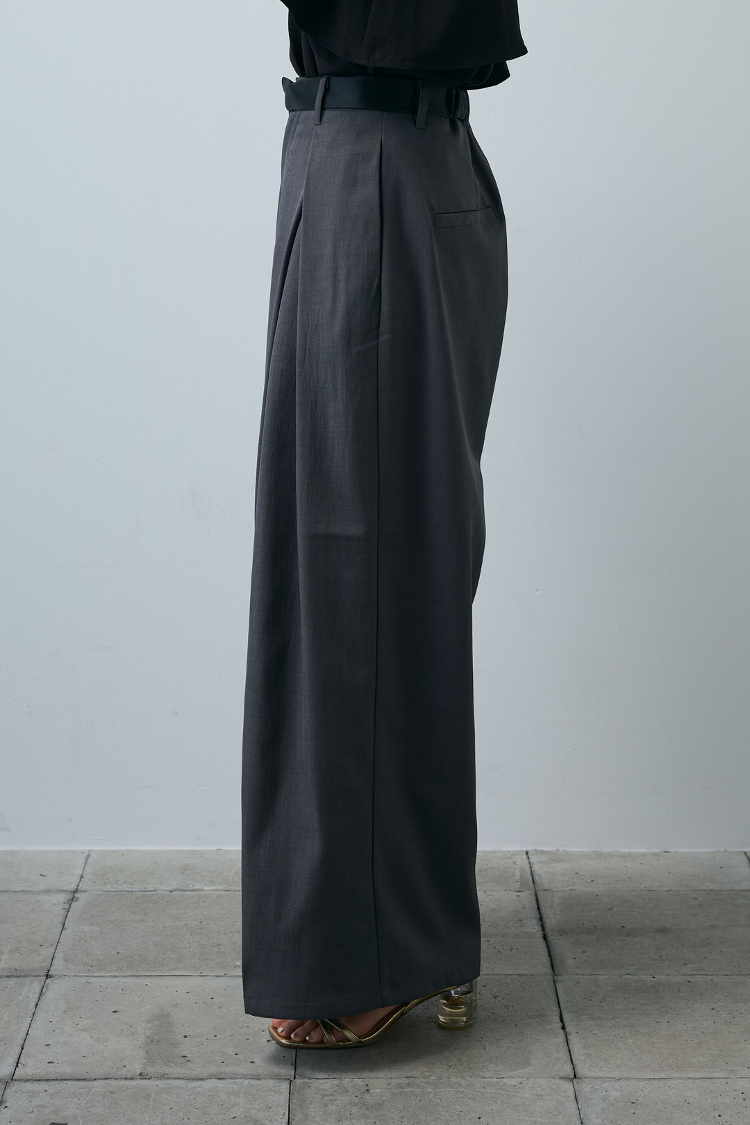 [予約/SET]アシンメトリーフレアーノースリーブブラウス+フェイクレザーベルトセンタータックパンツ(2set)