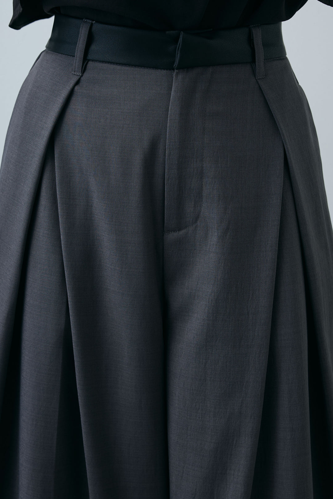 [予約/SET]アシンメトリーフレアーノースリーブブラウス+フェイクレザーベルトセンタータックパンツ(2set)