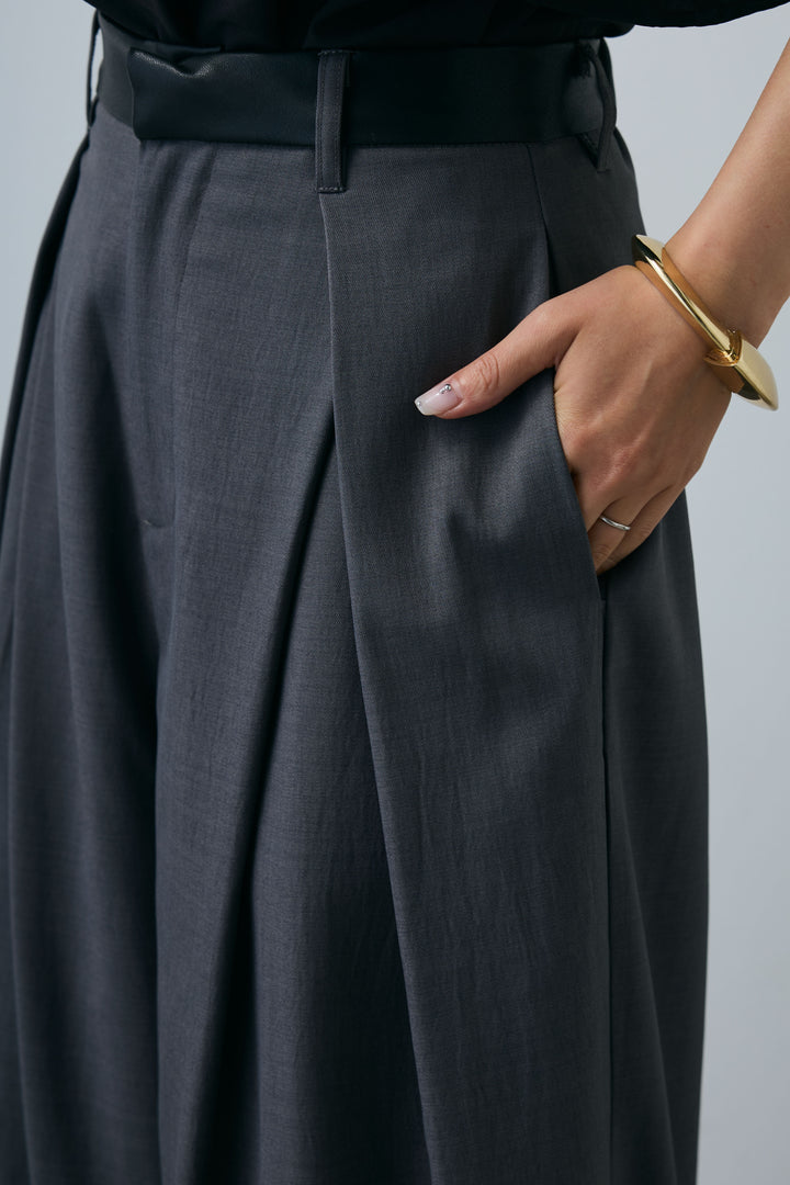 [予約/SET]アシンメトリーフレアーノースリーブブラウス+フェイクレザーベルトセンタータックパンツ(2set)