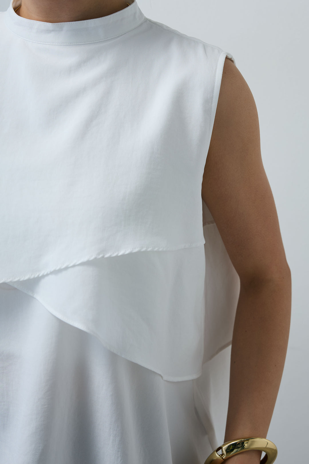 [予約]アシンメトリーフレアーノースリーブブラウス