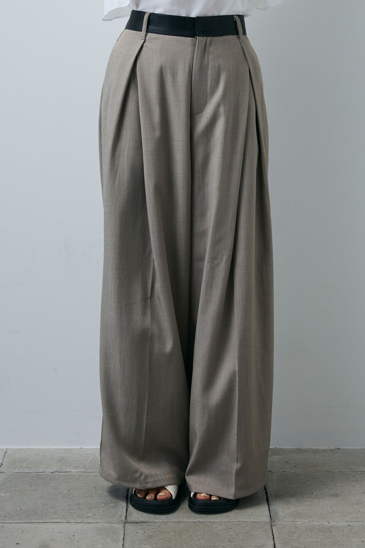 [予約]フェイクレザーベルトセンタータックパンツ