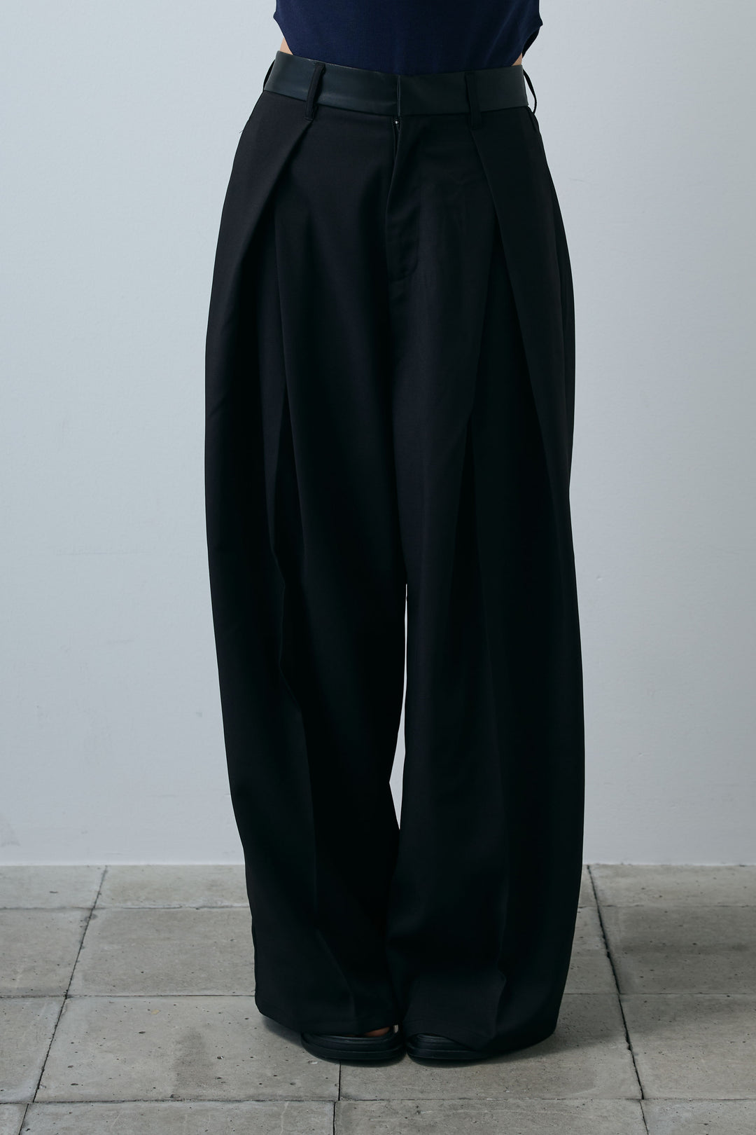 [予約]フェイクレザーベルトセンタータックパンツ