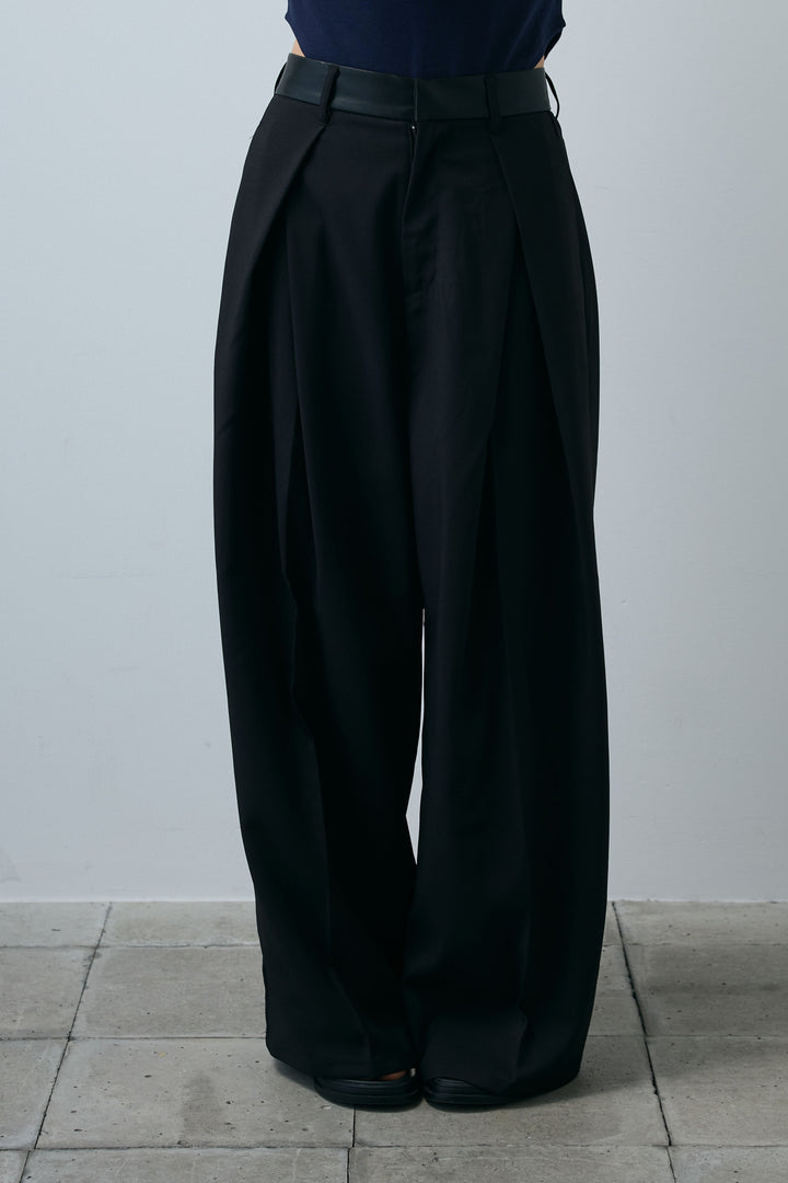 [予約]フェイクレザーベルトセンタータックパンツ