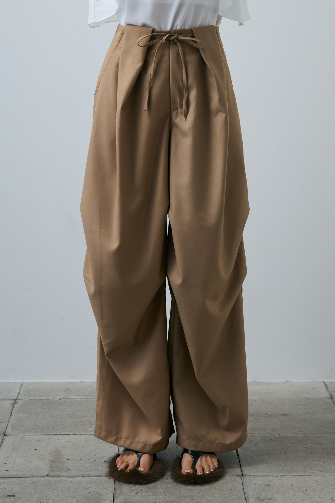 デザインタックパンツ