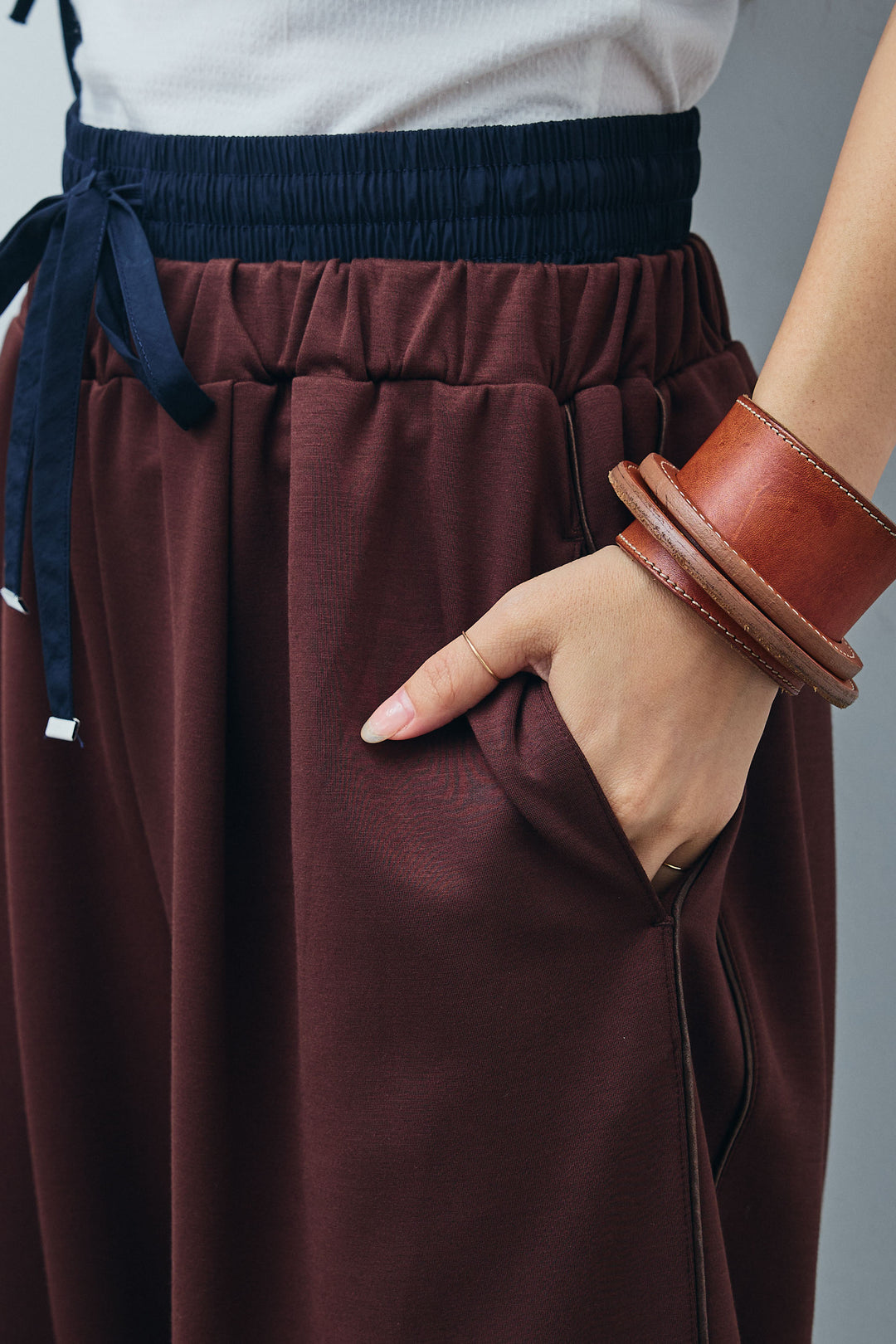 [予約/SET]アシンメトリーキャミソール+セルフカットリブヘンリーネックノースリーブトップス+ダブルウエストサイドラインスウェット(3set)