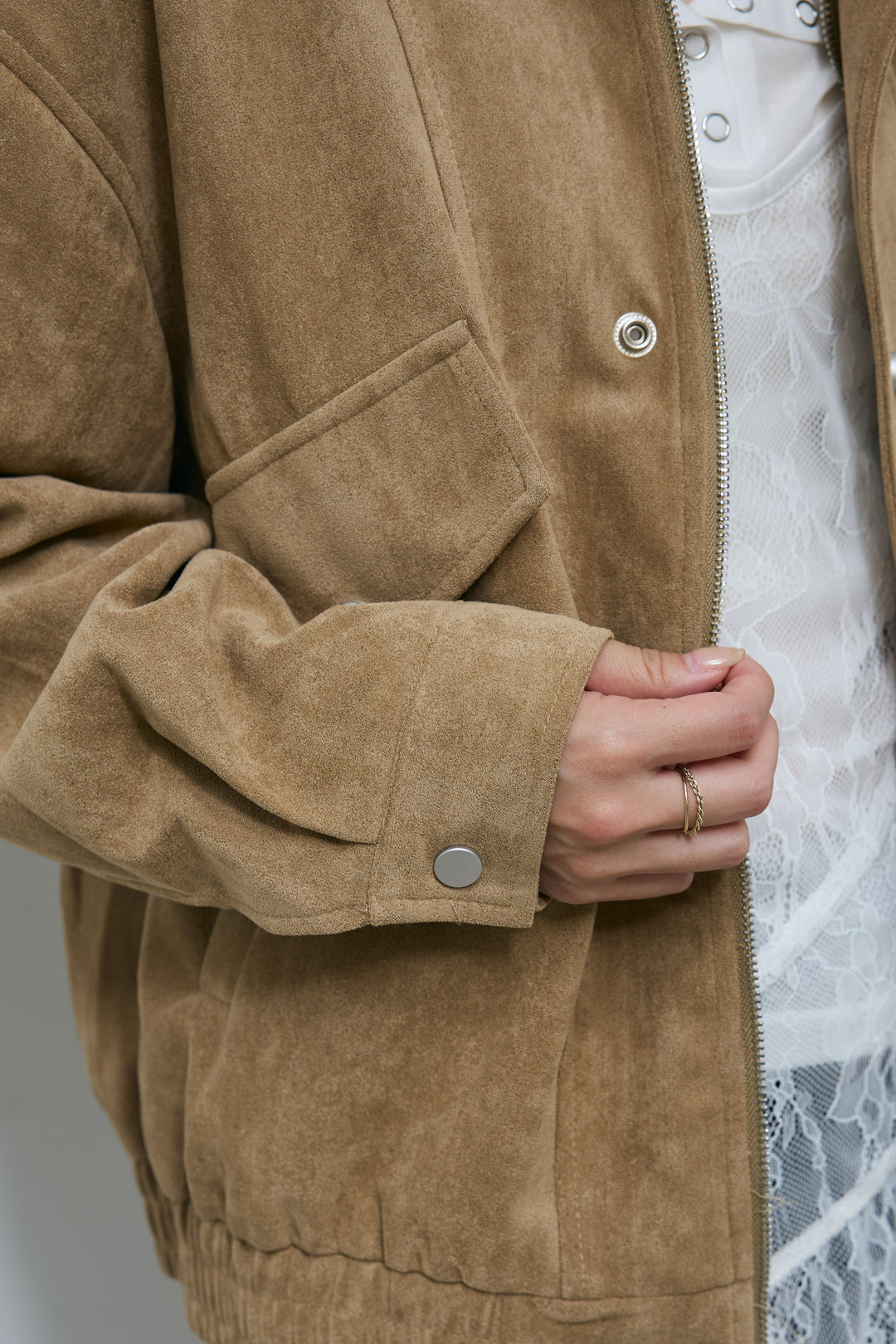 [予約/SET]エポーレット付きスウェードライクブルゾン+シアーヘンリーネックロンT(2set)