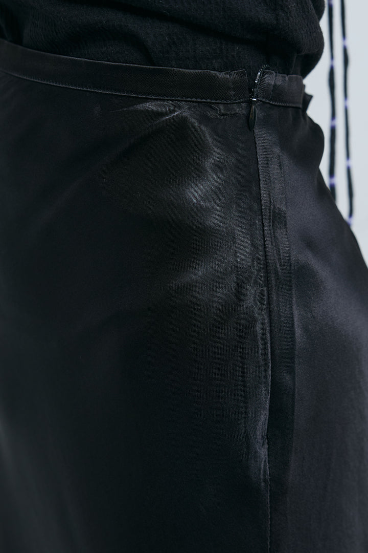 サテンナロースカート