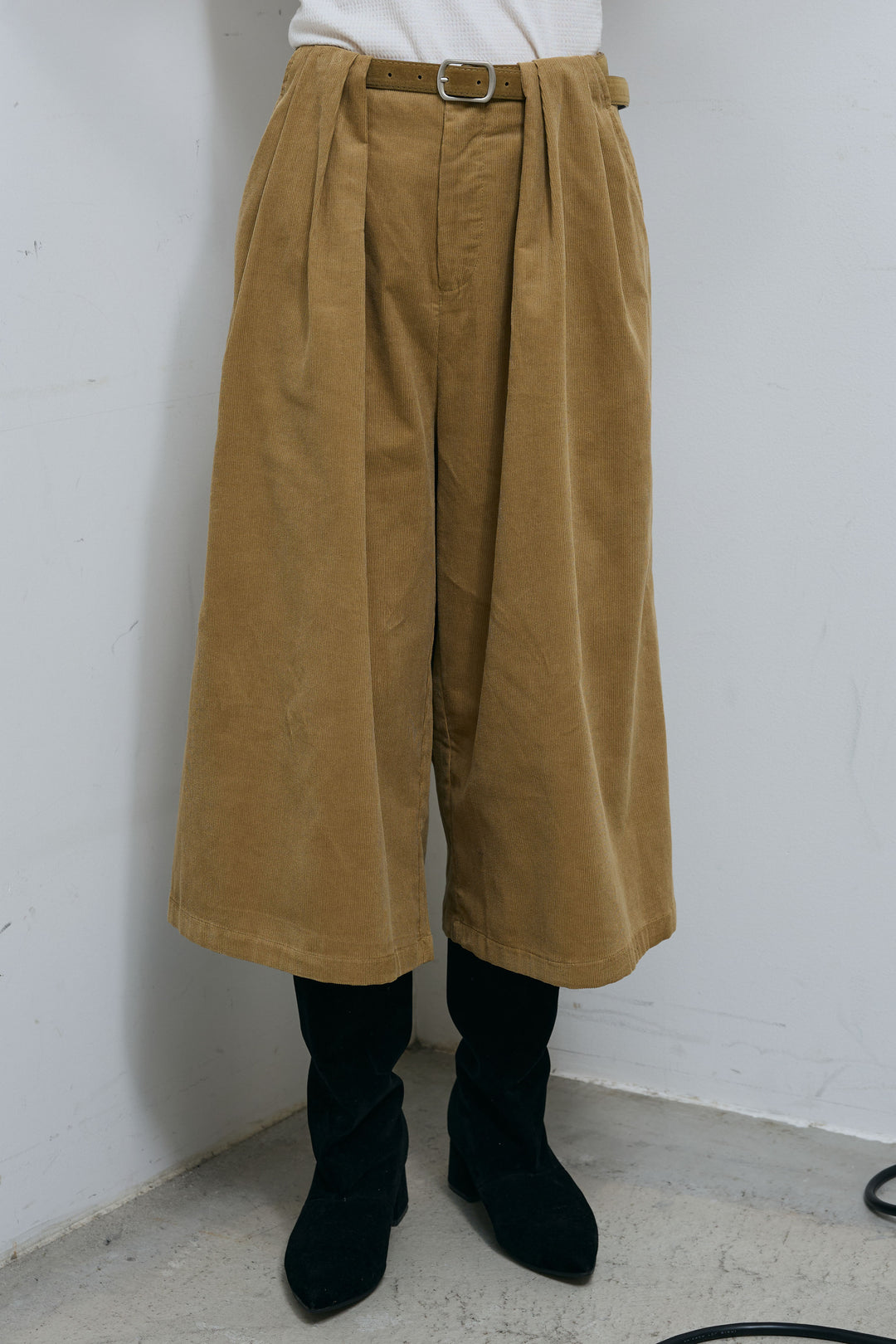 [予約]ベルト付き細畝コーデュロイショーツ