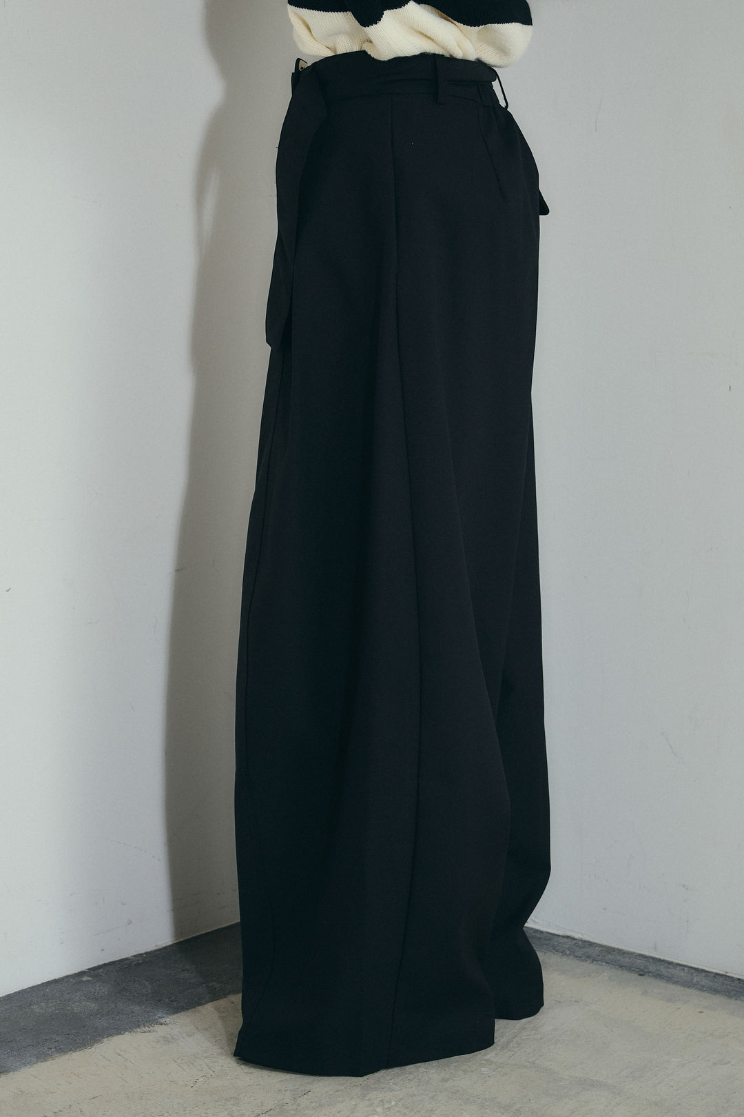 [予約/SET]ケーブルカットアウトニットTOP+ベルト付きコクーンワイドパンツ(2set)