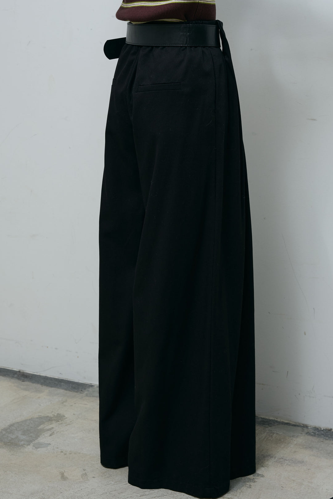 [予約]フェイクレザー太ベルト付きタックデザインパンツ