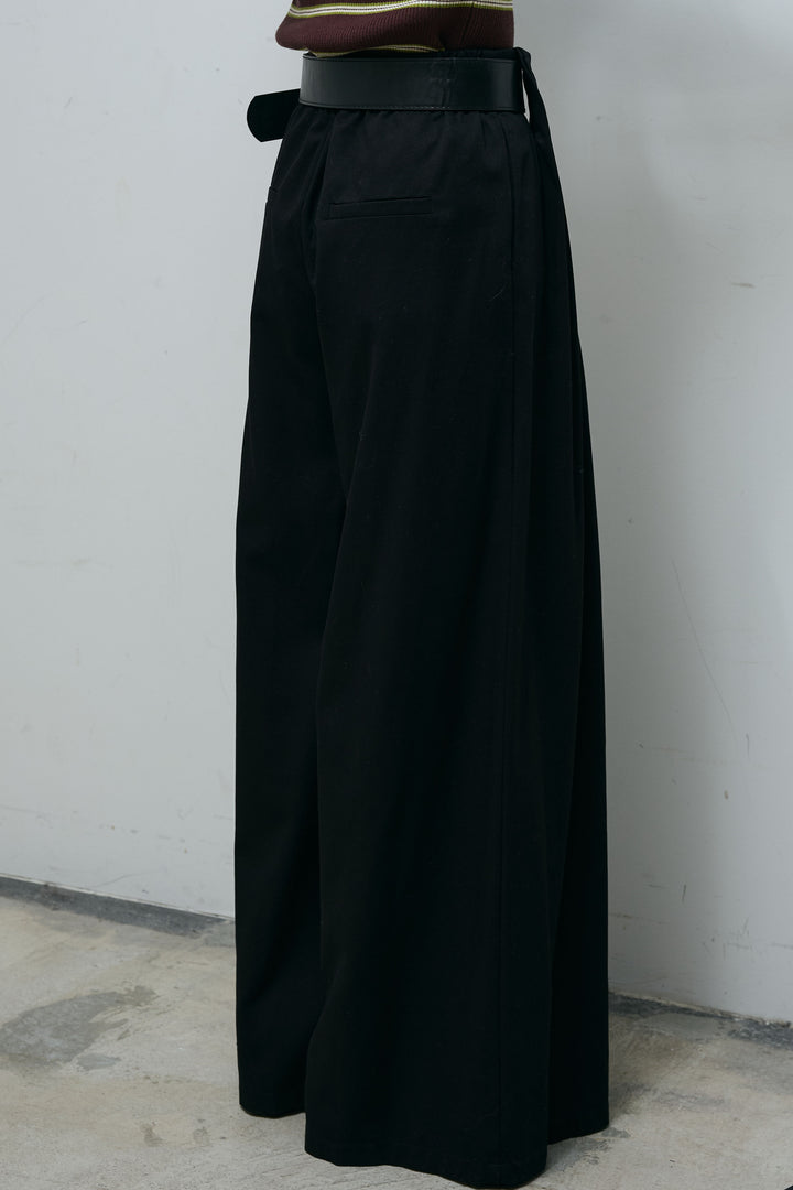 [予約]フェイクレザー太ベルト付きタックデザインパンツ