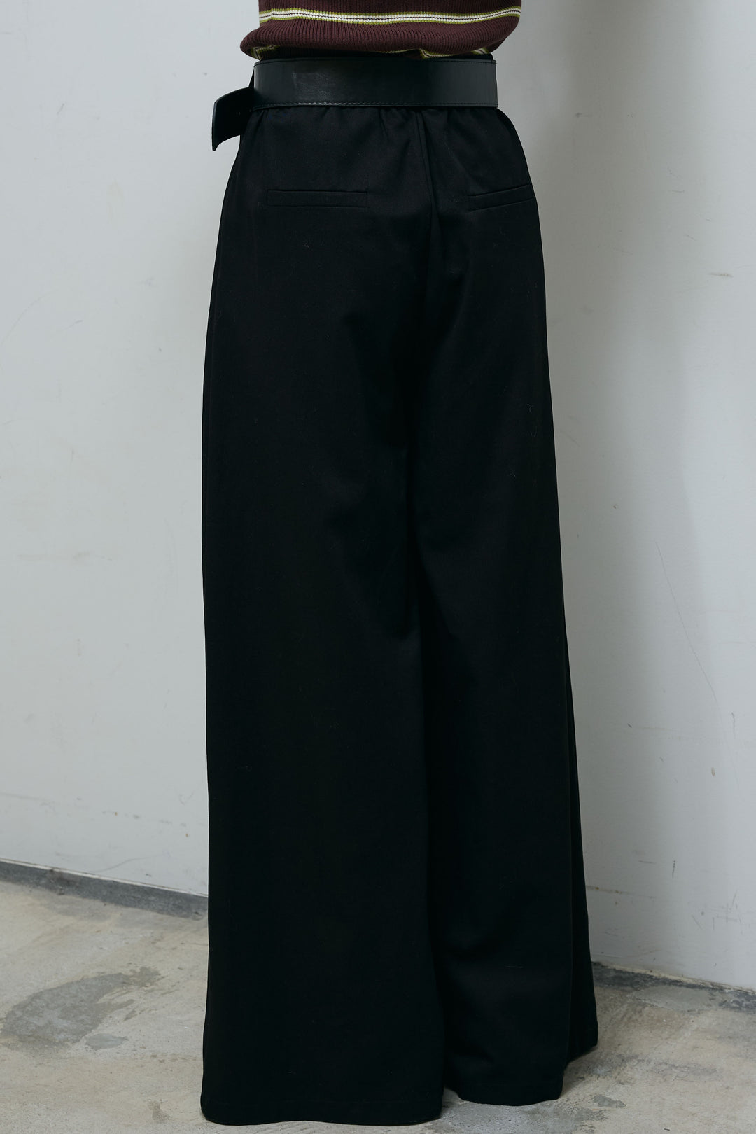 [予約]フェイクレザー太ベルト付きタックデザインパンツ