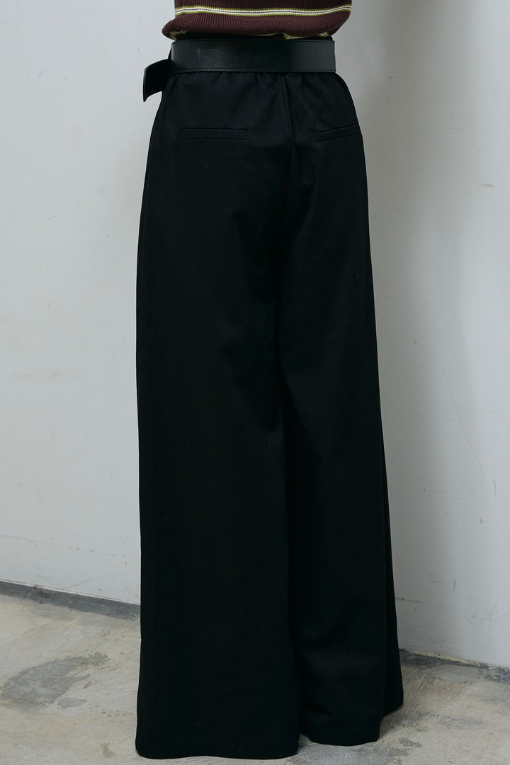 [予約]フェイクレザー太ベルト付きタックデザインパンツ