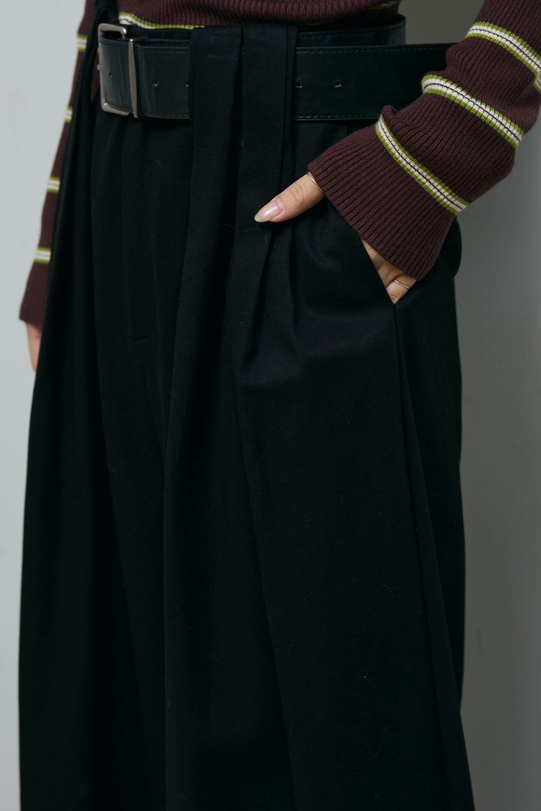 [予約]フェイクレザー太ベルト付きタックデザインパンツ