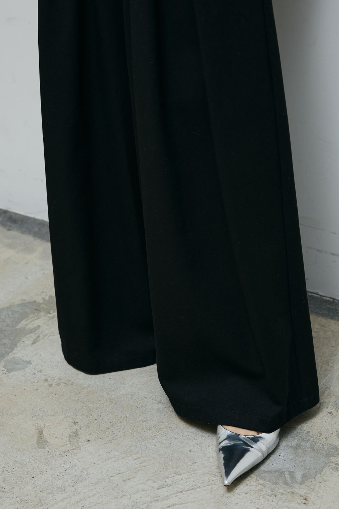 [予約]フェイクレザー太ベルト付きタックデザインパンツ