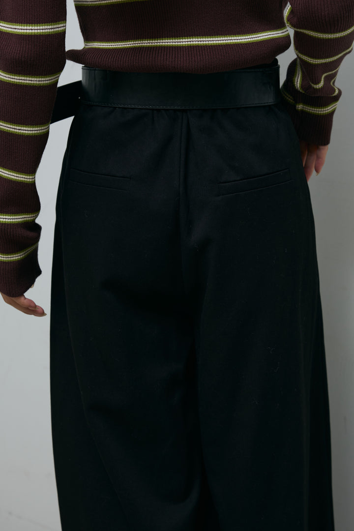 [予約]フェイクレザー太ベルト付きタックデザインパンツ