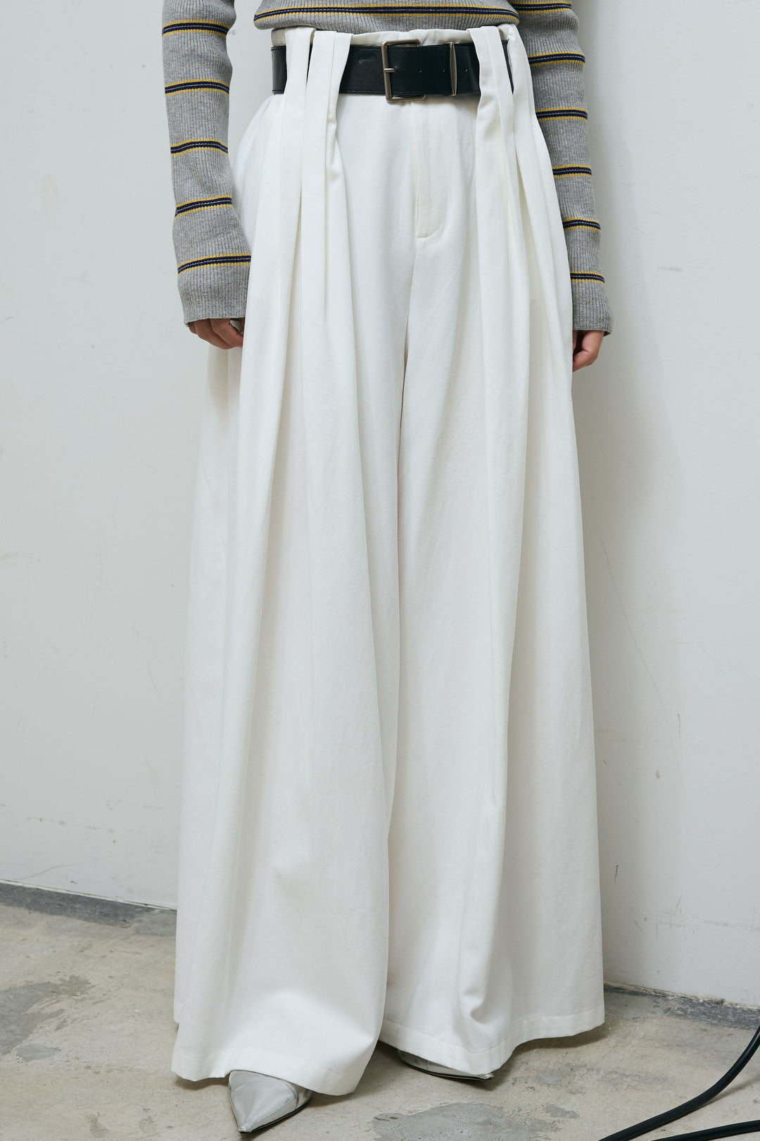 [予約]フェイクレザー太ベルト付きタックデザインパンツ